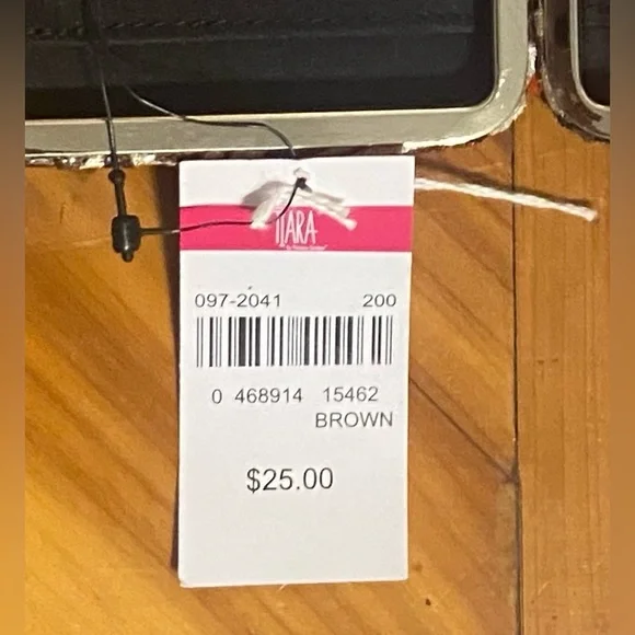 Hard Wallet NWT by Tiara, soft material lines the outside. Organizer cards, cash - Picture 5 of 8